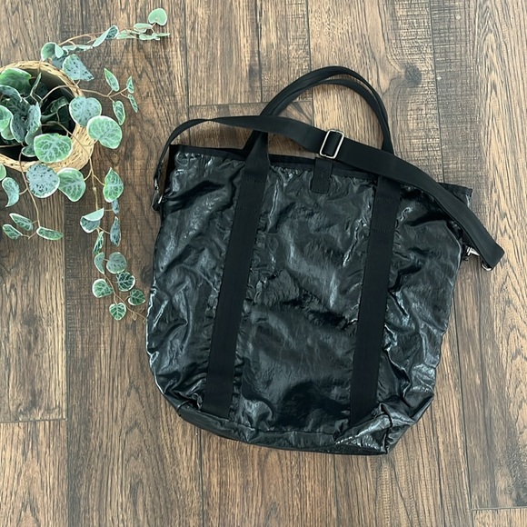 Dakine Kelsey 26L Crossbody Tote in Raven Black - Picture 2 of 12